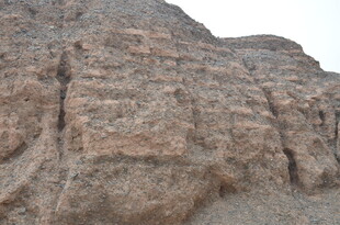 风化的层状岩石景观