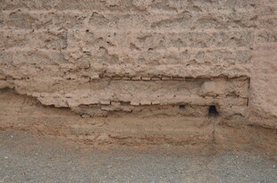 古老土墙的斑驳纹理