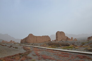 戈壁中的古老城墙遗迹