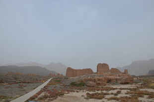 戈壁中的古老建筑遗迹