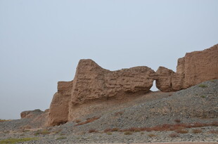 沙漠中的古老残垣断壁