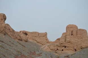 沙漠中的古老建筑遗迹