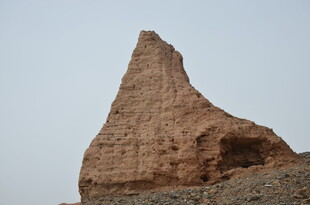 沙漠中的奇特土丘景观