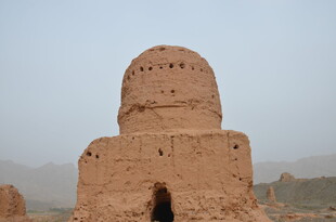 古老神秘的沙漠土塔建筑