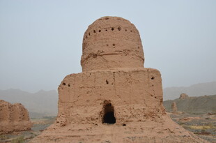 古老神秘的沙漠土筑佛塔