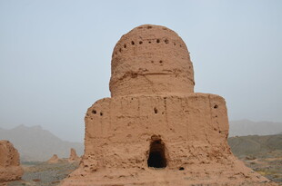 古老神秘的土筑塔遗迹