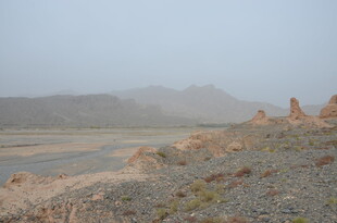 荒凉戈壁地貌景观