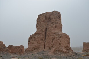 沙漠中的古老土堆遗迹