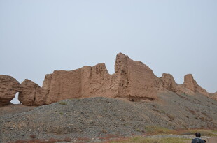 沙漠中的古老土筑遗迹