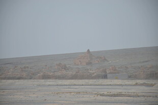 荒凉旷野中的古老建筑