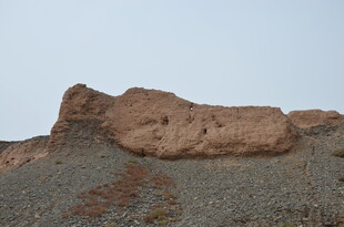 沙漠中的古老土堆遗迹
