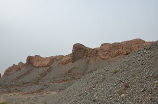 荒凉戈壁中的红色岩山