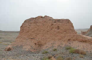 沙漠中的古老土堆遗迹