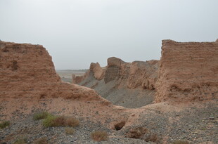 沙漠中的古老残垣断壁