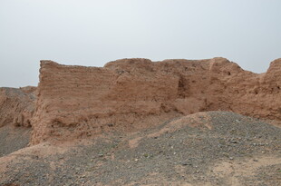 沙漠中的古老土筑遗迹