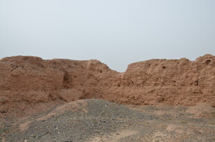 沙漠中的古老土筑遗迹