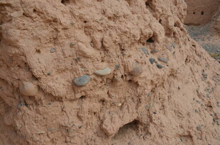 土壁上的零星石块