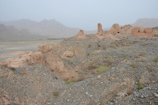 荒凉戈壁中的古老遗迹