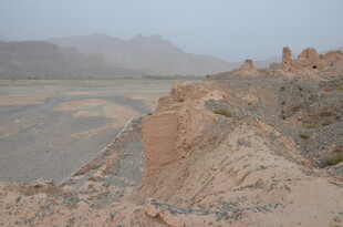 沙漠中的古老残垣断壁