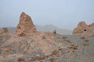 沙漠中的古老土堆遗迹