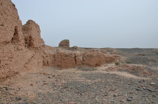 沙漠中的古老土筑遗迹