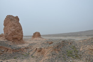 沙漠中的古老土堆遗迹