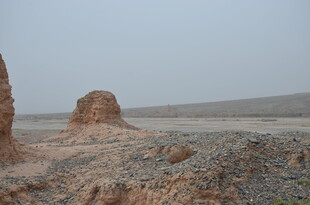 沙漠中的古老土堆遗迹