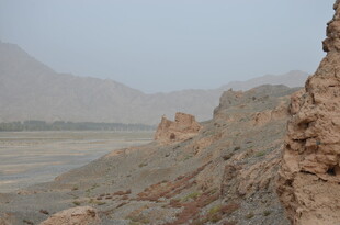 荒凉山丘下的开阔地貌