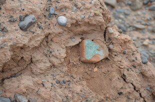 泥土中的彩色小石块