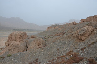 荒凉戈壁中的奇特岩石地貌