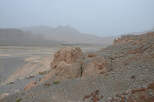 荒凉戈壁中的嶙峋岩石