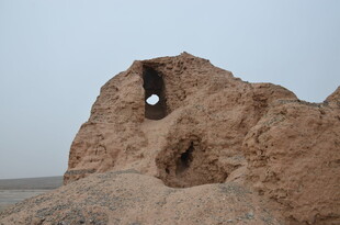 沙漠中的古老土堆遗迹