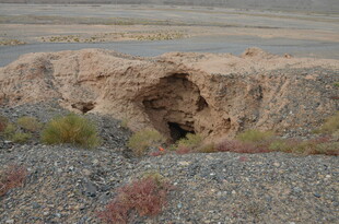 荒漠中的神秘洞穴