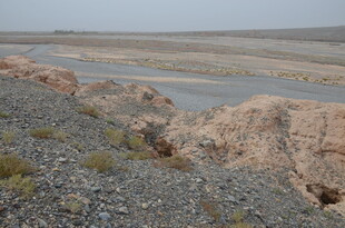 荒漠中的蜿蜒河流景观