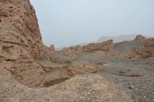 荒凉戈壁中的古老石堆遗迹