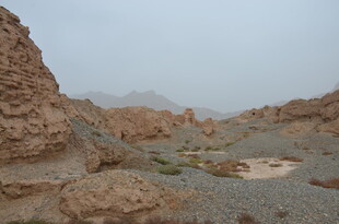 荒凉沙漠中的奇特岩石地貌