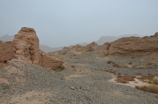 荒凉戈壁中的奇特土丘