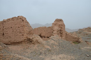 沙漠中的古老土筑遗迹