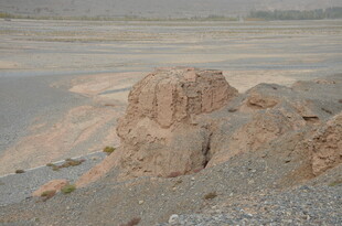 沙漠中的古老石堆遗迹