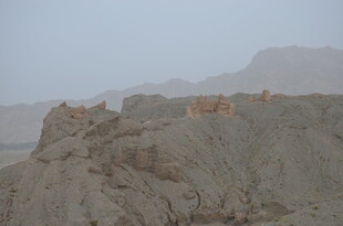 沙漠中的古老建筑遗迹