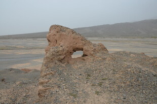 沙漠中的古老残垣断壁