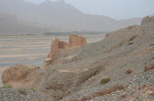 荒凉山丘上的古老遗迹