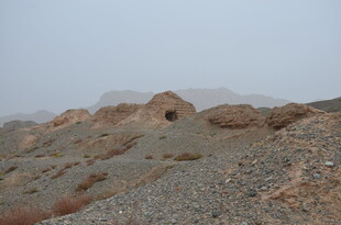 沙漠中的古老洞穴遗迹