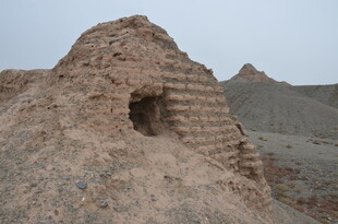 古老土筑遗迹洞口