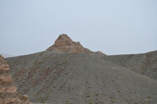 荒凉山丘上的独特岩石
