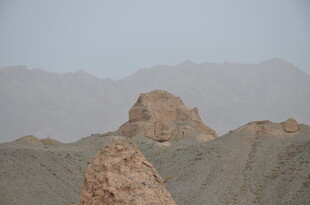 荒凉山丘上的古老土堆