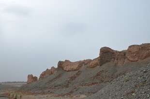 荒凉戈壁中的奇特土崖