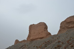 荒凉山丘上的古老岩石