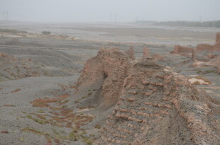 荒凉戈壁中的古老遗迹