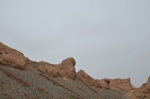 荒凉山丘上的奇特地貌